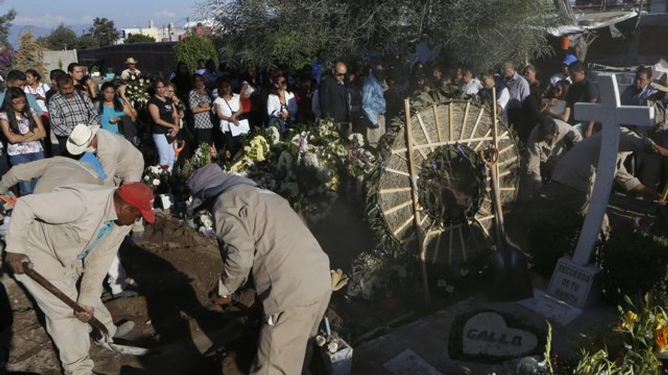 Trauergäste nehmen Abschied am Grab des getöteten Journalisten Héctor González Antonio.