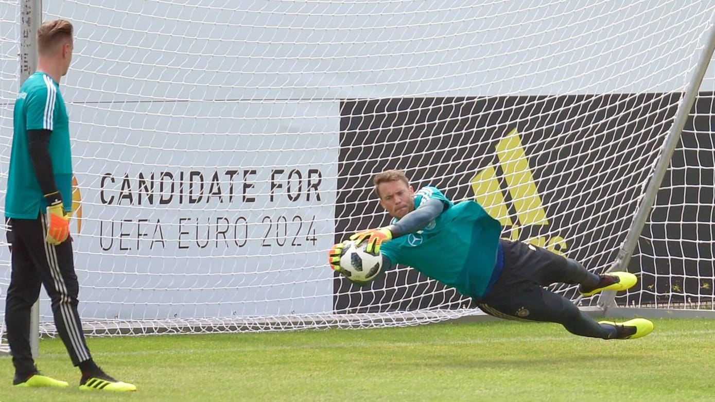 Entscheidung offen: Manuel Neuer (r.) wird im Testspiel gegen Österreich auflaufen. Noch ist unklar, ob er oder Marc-André ter Stegen (l. daneben) bei der WM im deutschen Tor stehen werden.