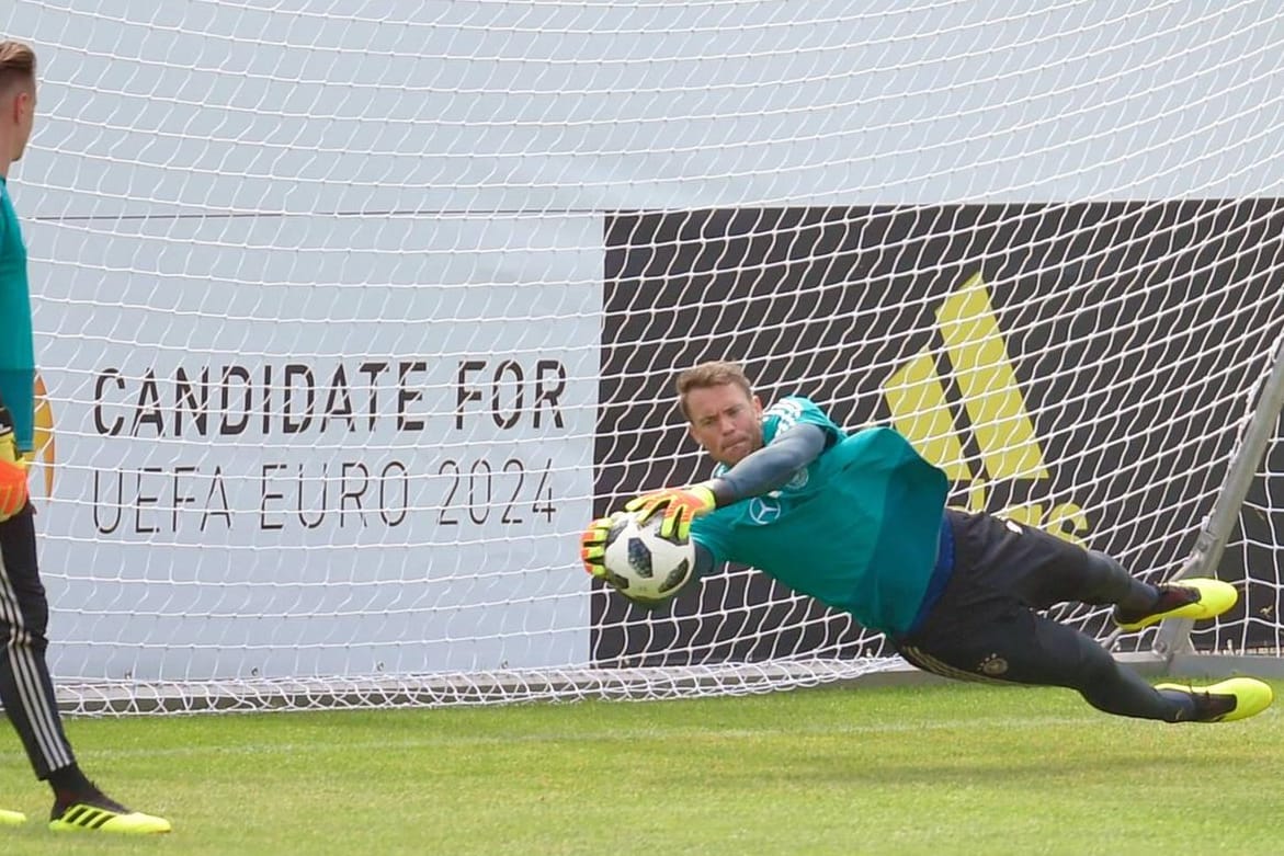 Entscheidung offen: Manuel Neuer (r.) wird im Testspiel gegen Österreich auflaufen. Noch ist unklar, ob er oder Marc-André ter Stegen (l. daneben) bei der WM im deutschen Tor stehen werden.