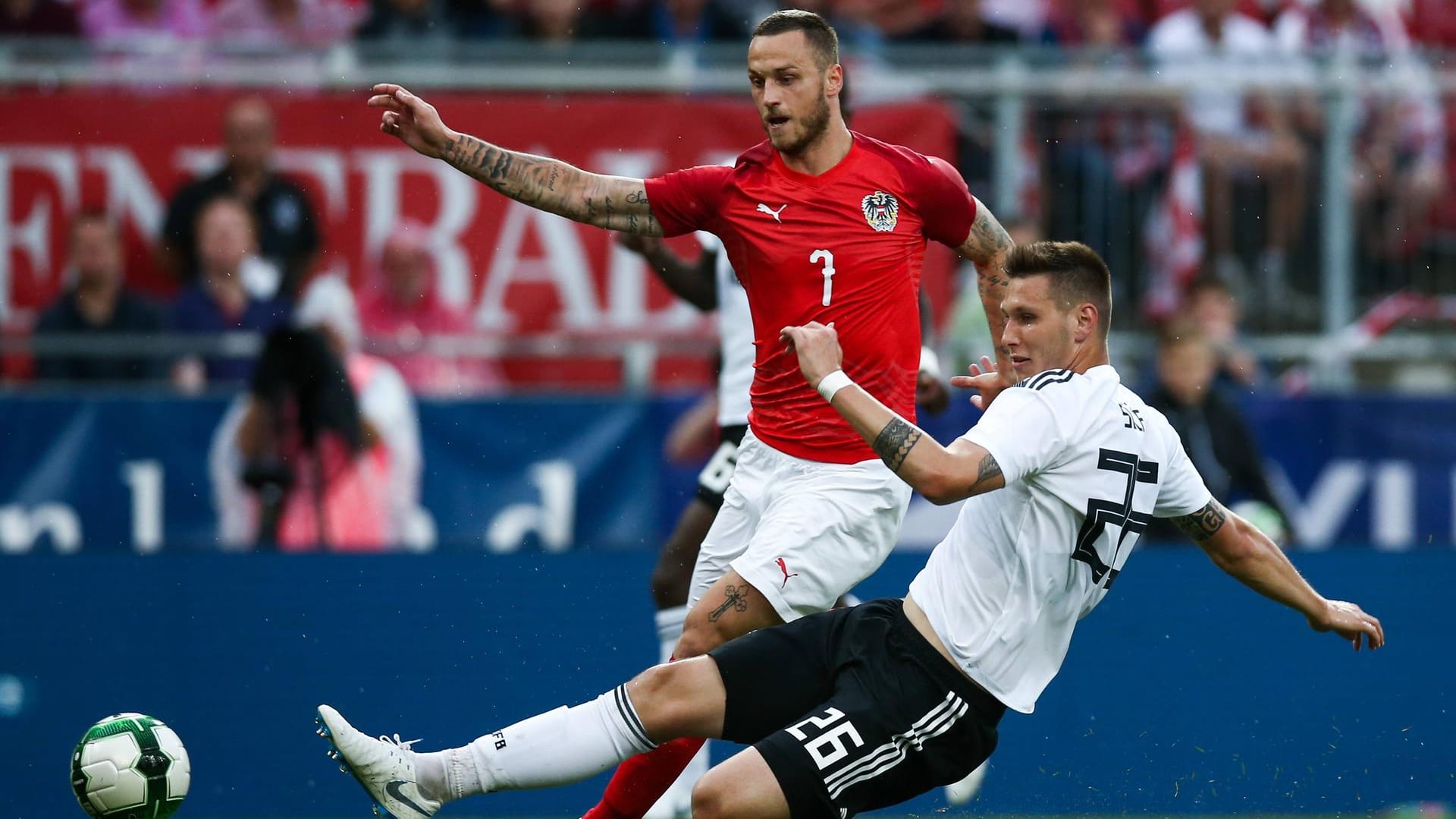 In höchster Not: Süle (unten) klärt vor Österreichs Arnautovic.