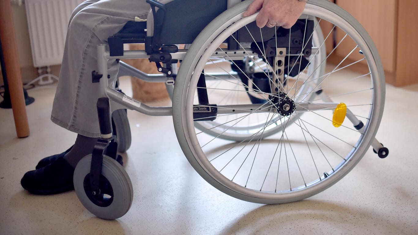 Ein Rollstuhlfahrer in einem Pflegeheim: Eine Studie offenbart große Qualitätsunterschiede in deutschen Pflegeheimen.