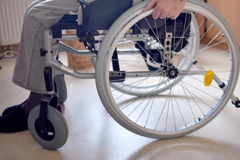 Ein Rollstuhlfahrer in einem Pflegeheim: Eine Studie offenbart große Qualitätsunterschiede in deutschen Pflegeheimen.