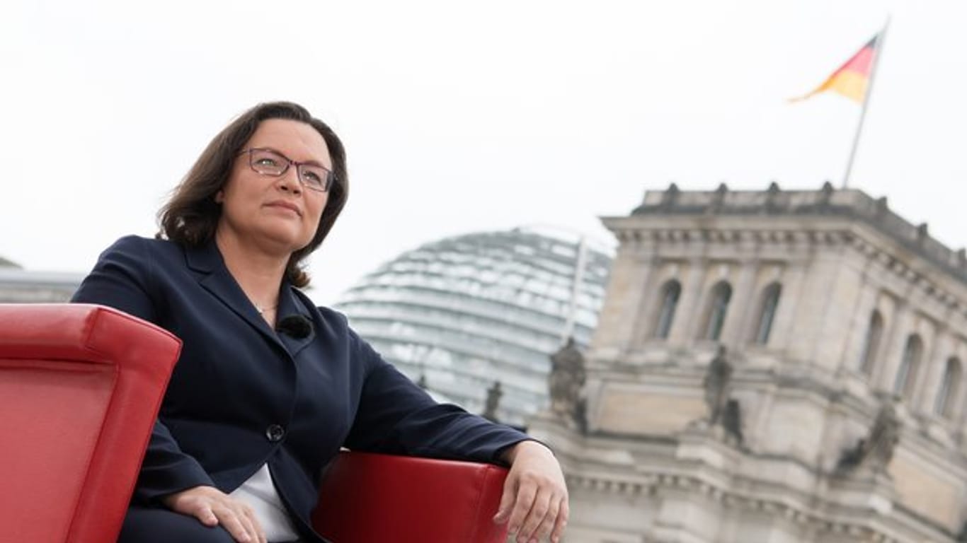 SPD-Chefin Andrea Nahles sitzt vor der Aufzeichnung des Sommerinterviews mit der ARD vor der Kulisse des Reichstagsgebäudes.