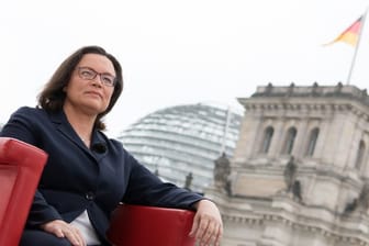 SPD-Chefin Andrea Nahles sitzt vor der Aufzeichnung des Sommerinterviews mit der ARD vor der Kulisse des Reichstagsgebäudes.