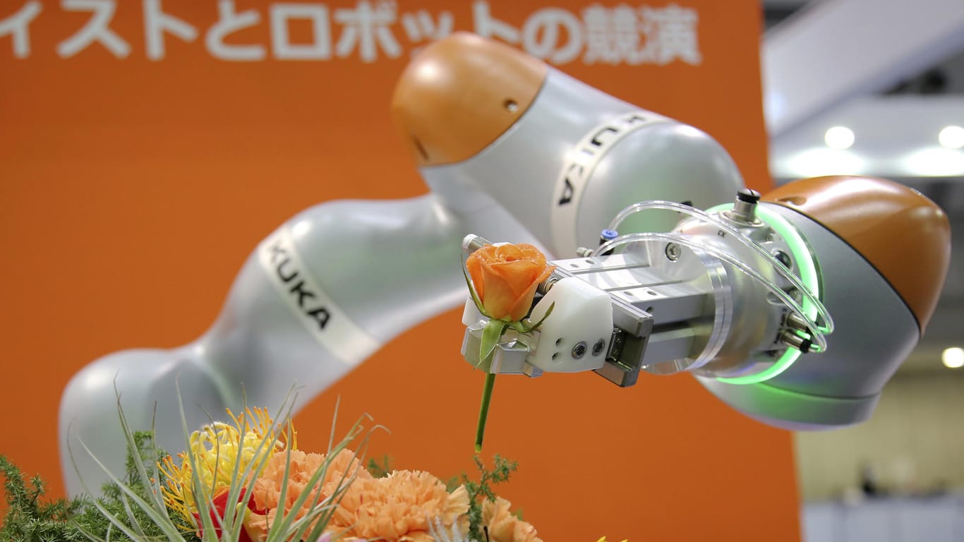 Roboter arrangierte Blumenbouquet: Die Chinesen greifen nach den Perlen deutscher Schlüsseltechnologien.