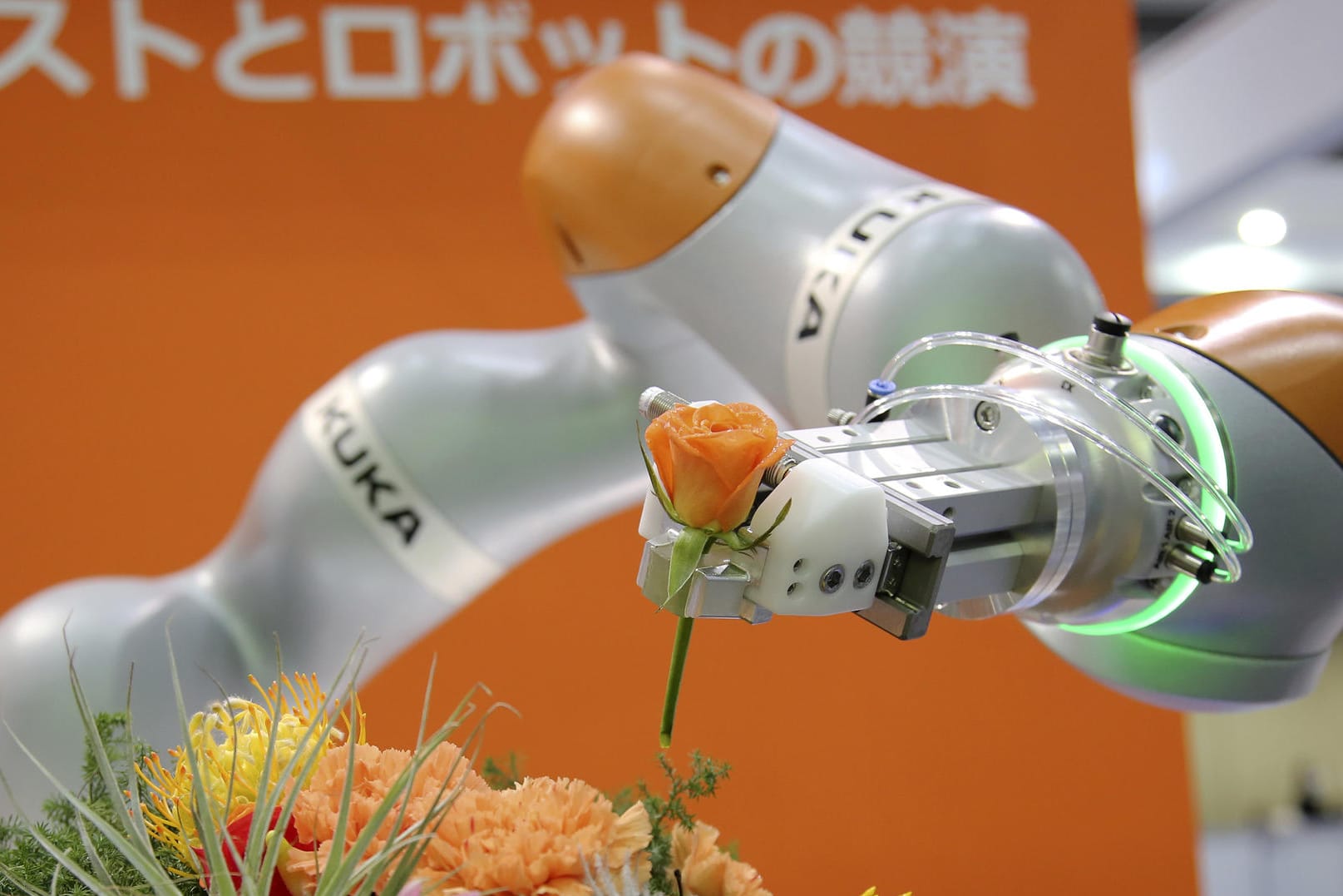 Roboter arrangierte Blumenbouquet: Die Chinesen greifen nach den Perlen deutscher Schlüsseltechnologien. Roboter arrangierte Blumenbouquet: Die Chinesen greifen nach den Perlen deutscher Schlüsseltechnologien.