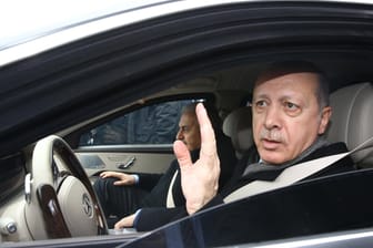Erdogan am Steuer:Geht es nach dem Willen des Präsidenten, ist in der Türkei bald Schluss mit Uber.