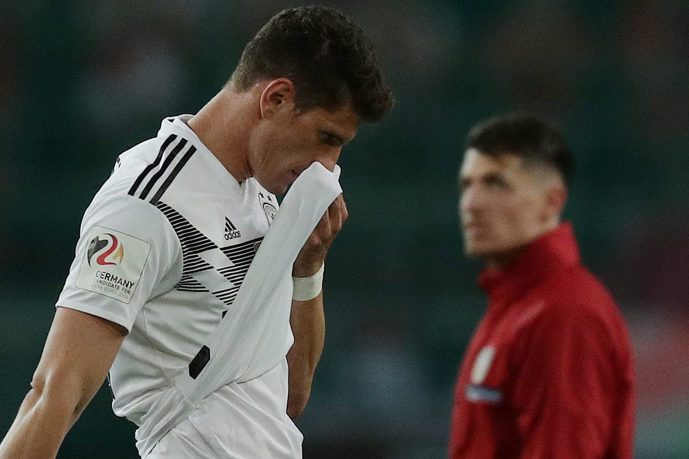 Mario Gomez nach dem Spiel gegen Österreich: Die Leistung dürfte den deutschen Stars zu denken geben.