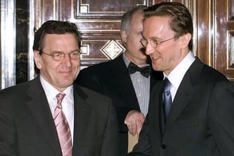 Bundeskanzler Gerhard Schröder (l) gratuliert dem Musiker Marius Müller-Westernhagen zum Verdienstkreuz am Bande (2001).