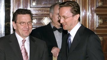 Il cancelliere federale Gerhard Schröder (a sinistra) si congratula con il musicista Marius Müller-Westernhagen per la Croce al merito con nastri (2001).