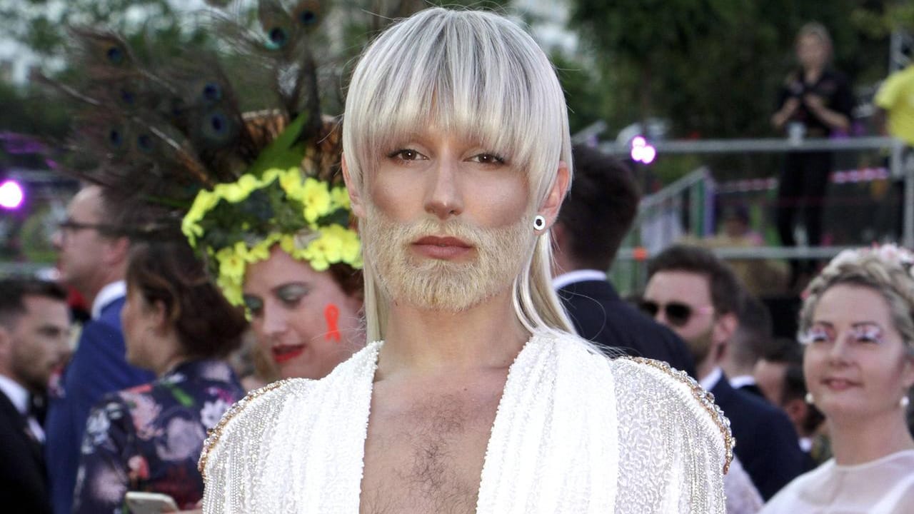 Conchita Wurst: Die Haare sind jetzt Blond.