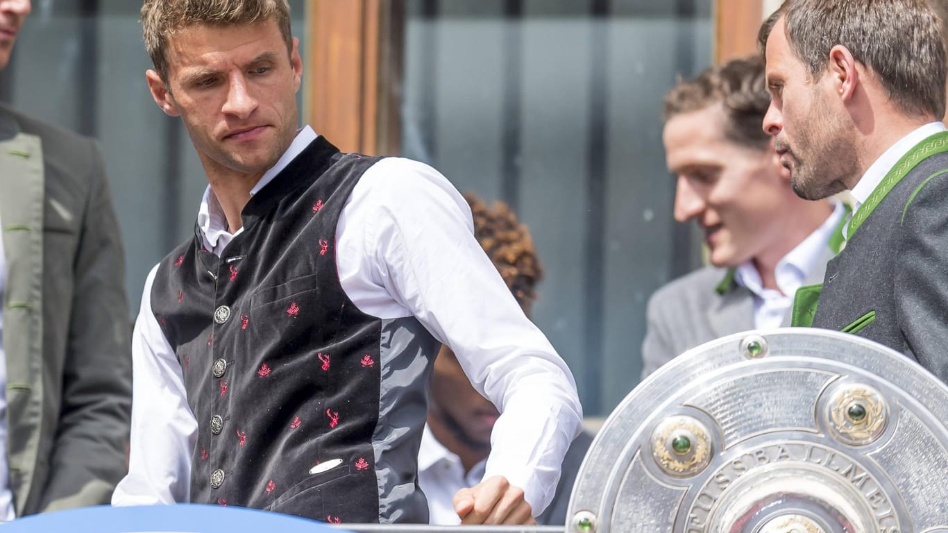 Flüchtiger Blick: Thomas Müller bei den Feierlichkeiten zur Deutschen Meisterschaft 2018. Insgesamt gewann er mit dem FC Bayern siebenmal die Schale. Einen Abschied will er dennoch nicht kategorisch ausschließen.