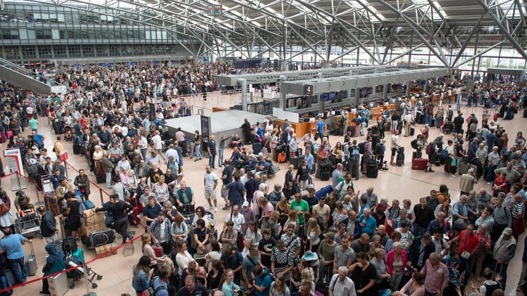 Menschenmassen im Hamburger Flughafen: zuerst schlossen die Schalter, dann die Geschäfte. Mittlerweile wird der Flughafen in Hamburg geräumt.