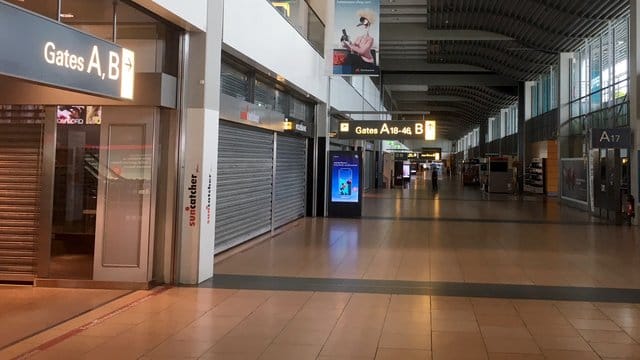 Blick in den menschenleeren und unbeleuchteten Hamburger Flughafen während des Stromausfalls. Blick in den menschenleeren und unbeleuchteten Hamburger Flughafen während des Stromausfalls.