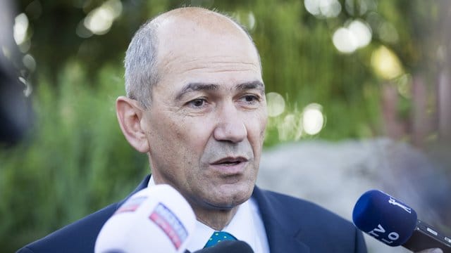 Janez Jansa spricht nach seiner Stimmabgabe in Ljubljana mit Journalisten.