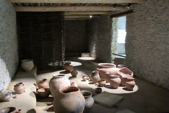 Die Rekonstruktion eines Hauses aus der vorrömischen Zeit im Musee de la Romanite.