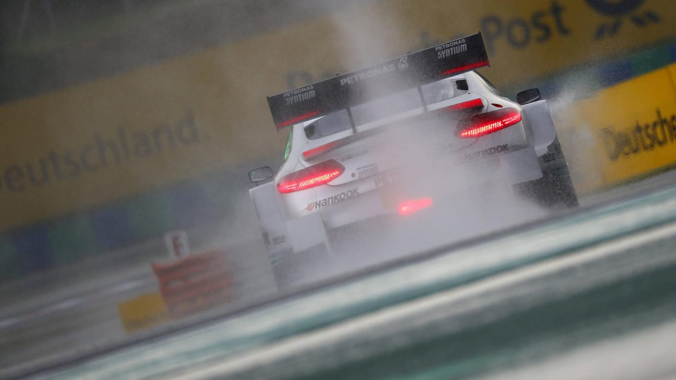 Rutschige Strecke: Wie am Samstag (hier der Mercedes von Paul di Resta im Bild) regnete es in Budapest auch beim Rennen am Sonntag heftig.