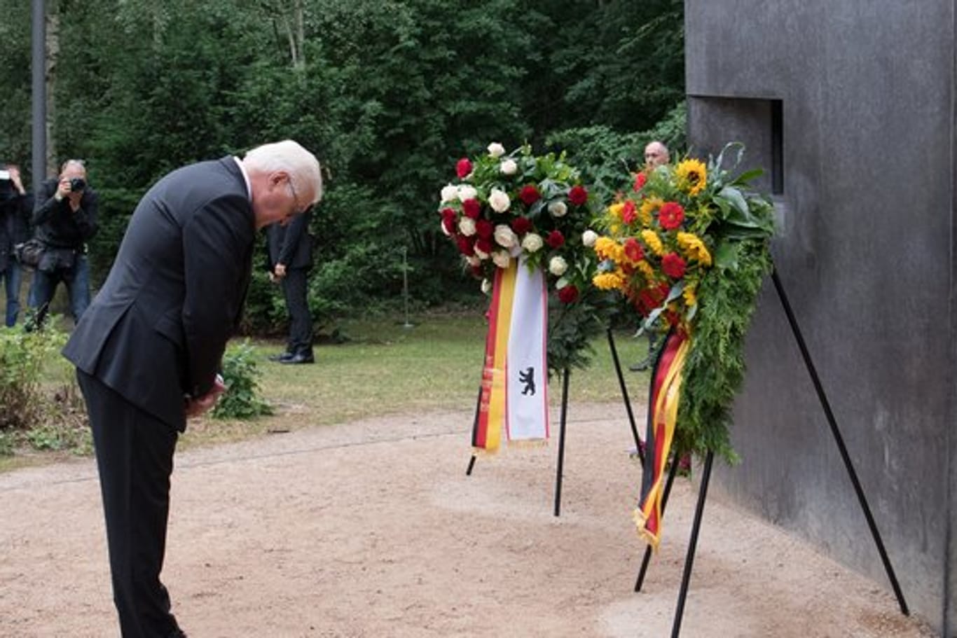 Bundespräsident Steinmeier verneigt sich nach einem Festakt im Tiergarten vor dem Denkmal für die im Nationalsozialismus verfolgten Homosexuellen.