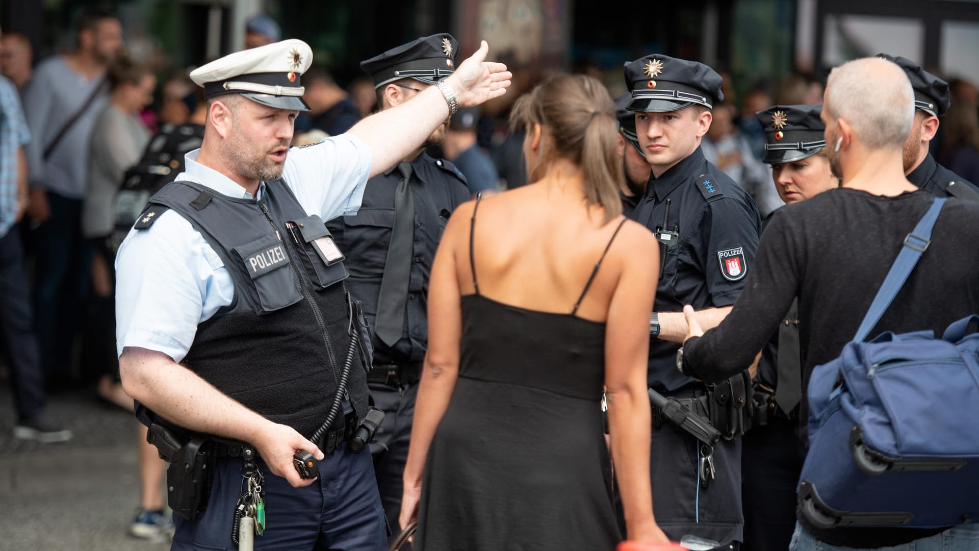 Polizisten weisen Fluggästen den Weg: Nach dem Stromausfall wurden beide Terminals des Flughafens evakuiert.