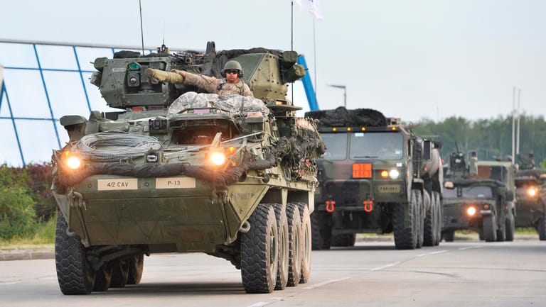 Ein amerikanischer Militärkonvoi überquert die tschechische Grenze: Die Fahrzeuge sind auf dem Weg zur Militärübung Saber Strike 2018.