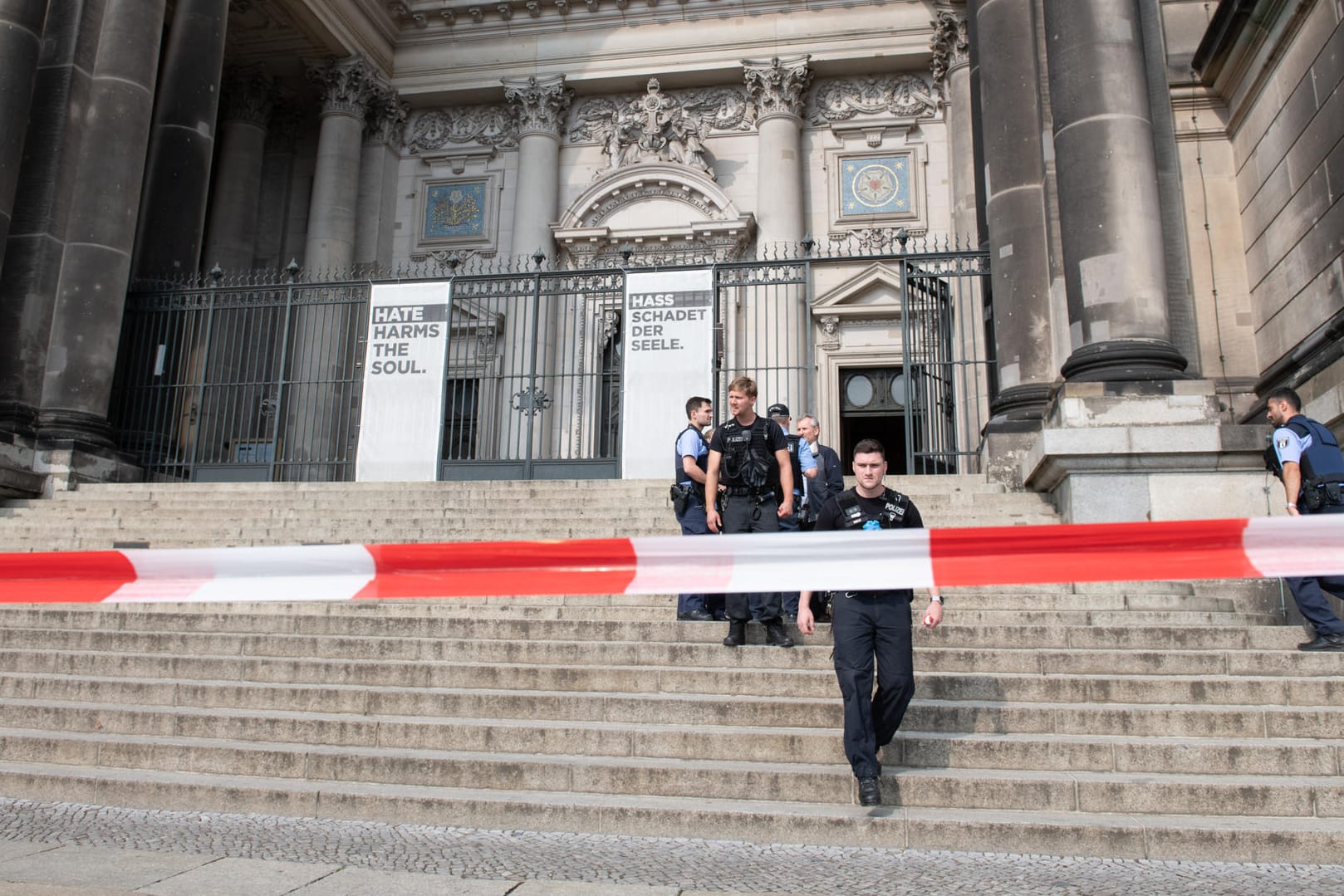 Polizisten vor dem Eingang des Berliner Doms.