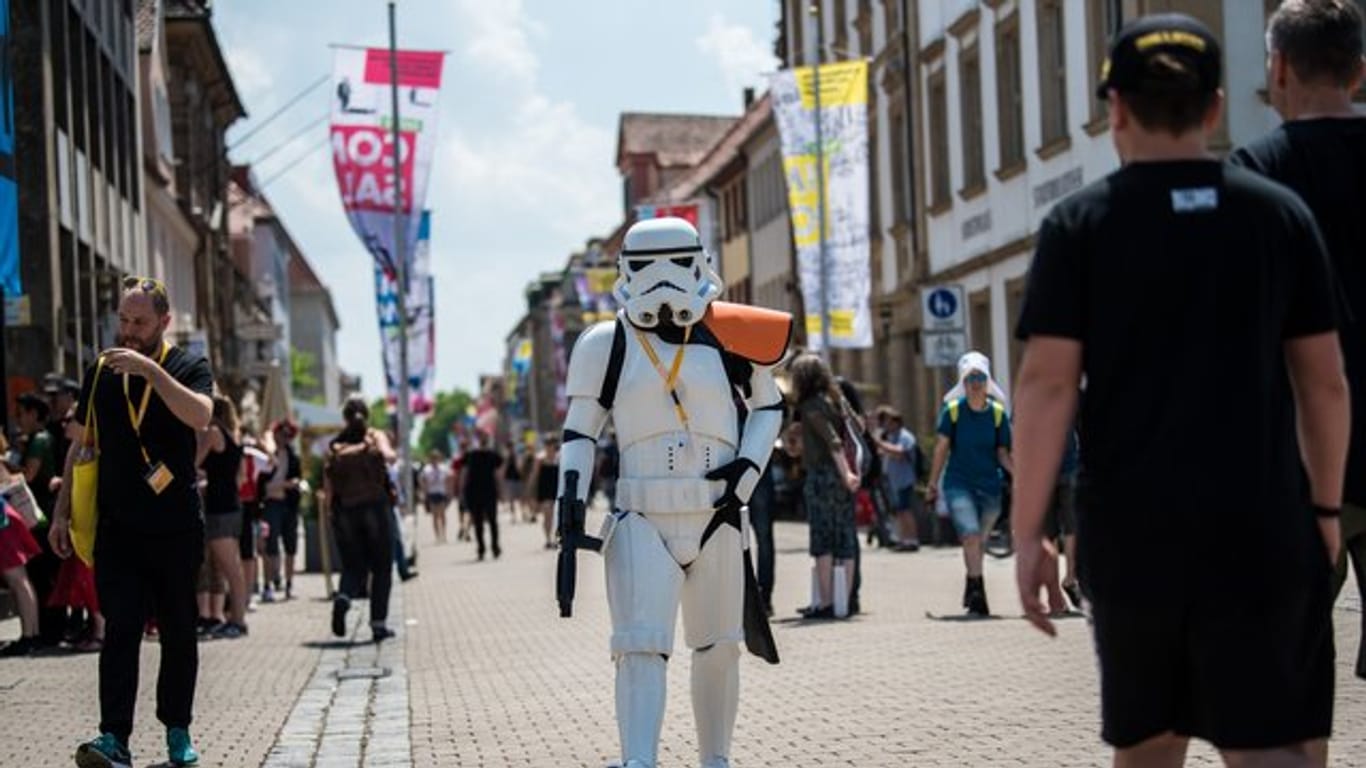 Ein als "Stormtrooper" verkleideter Cosplayer in der Erlanger Innenstadt.