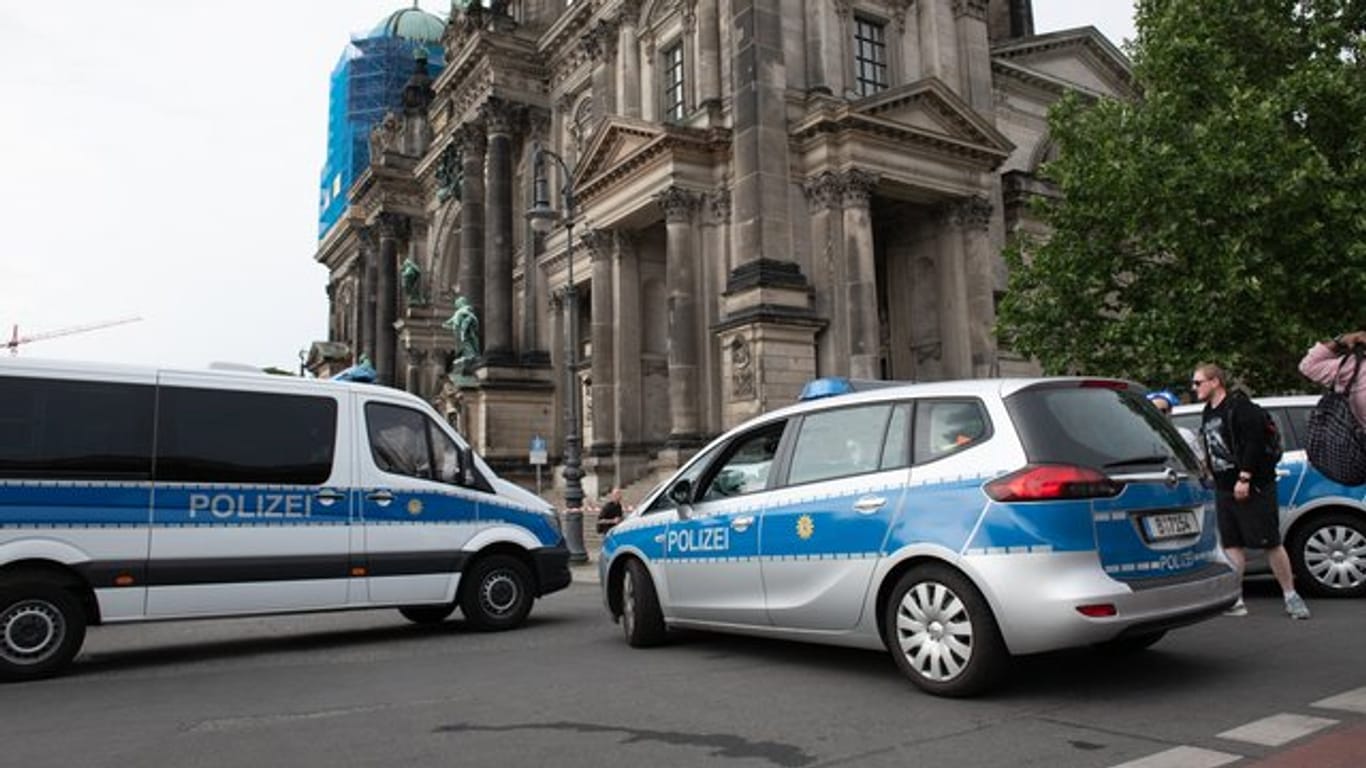 Polizeifahrzeuge stehen vor dem Berliner Dom.
