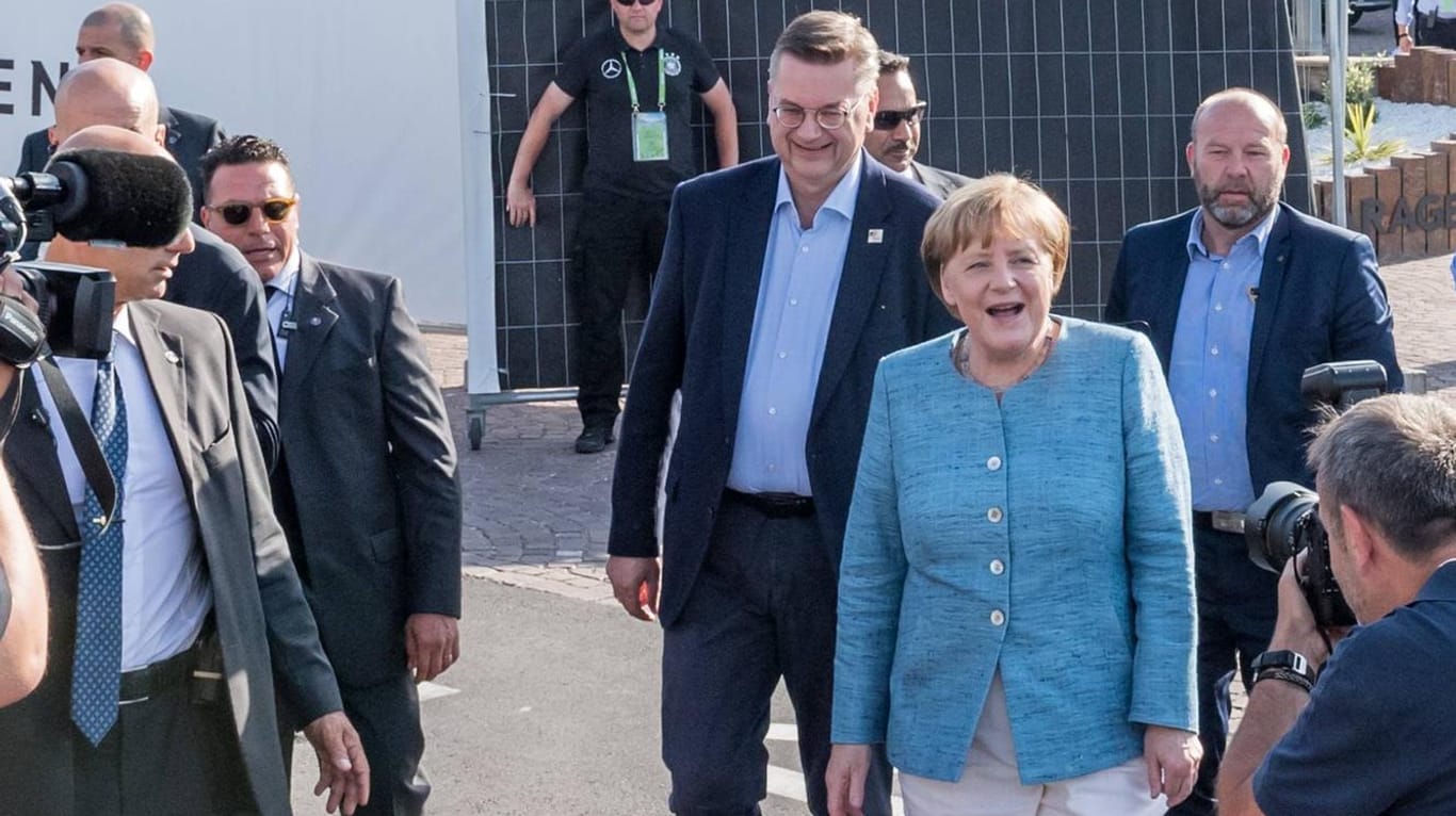 Bundeskanzlerin Angela Merkel (vorn) mit DFB-Präsident Reinhard Grindel im DFB-Trainingslager in Eppan.