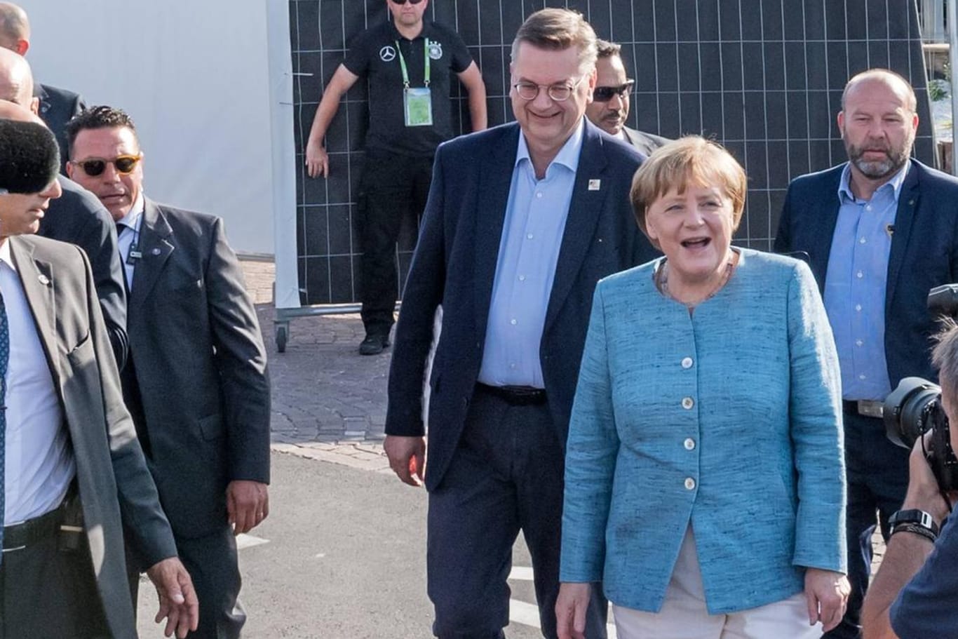 Bundeskanzlerin Angela Merkel (vorn) mit DFB-Präsident Reinhard Grindel im DFB-Trainingslager in Eppan.
