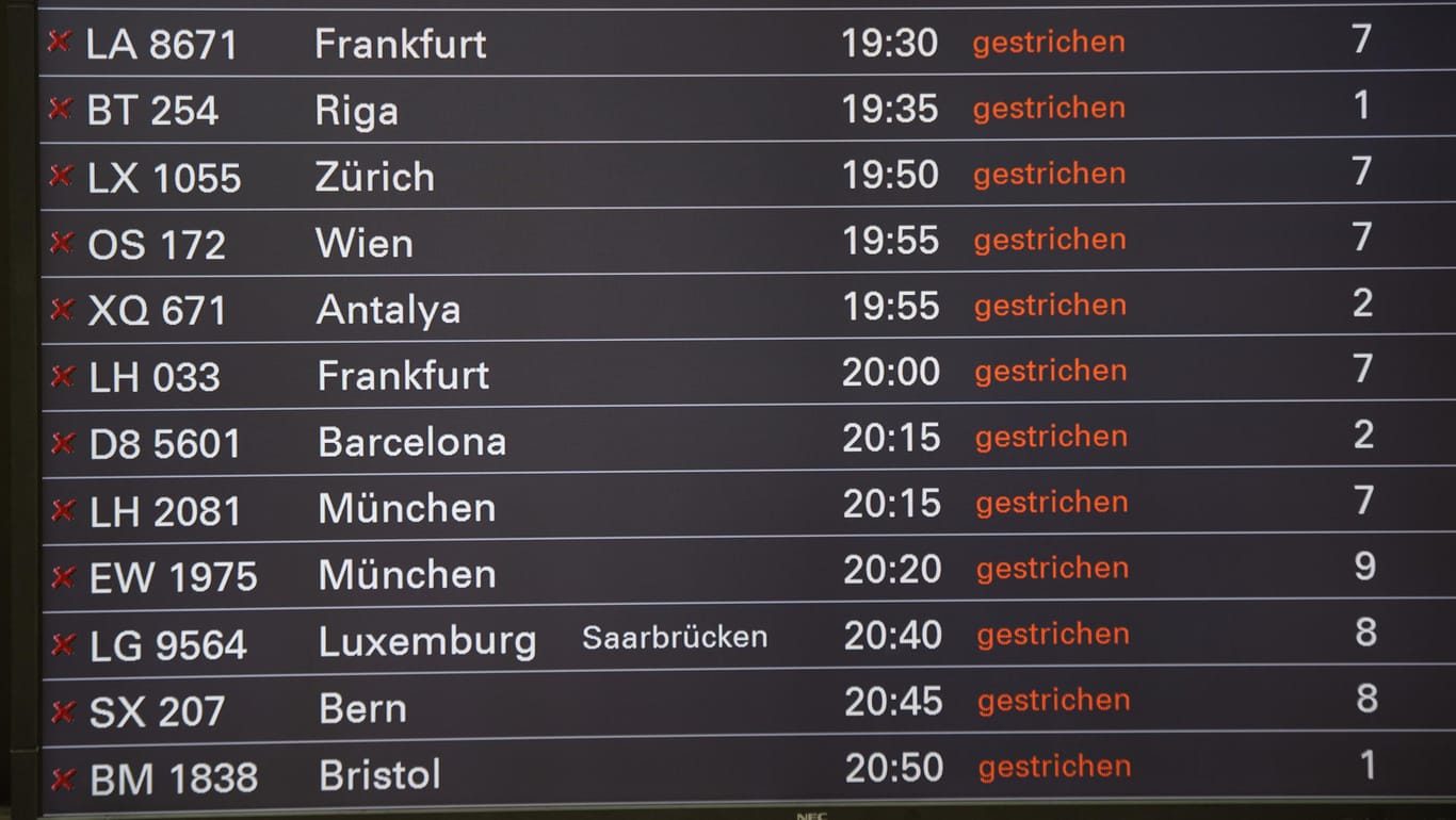Flugverbindungen auf der Anzeigetafel des Hamburger Flughafens – alle "gestrichen"