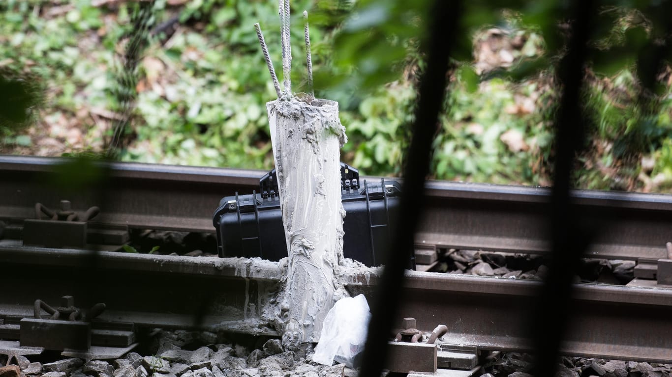 Bahnstrecke zwischen Halberstadt und Goslar: Unbekannte betonierten ein Stahlprofil in das Gleisbett und zündeten Reifen an