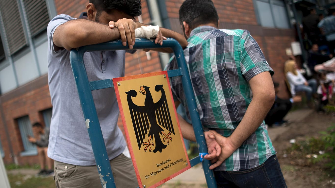Asylbewerber vor einer Außenstelle des Bundesamts für Migration und Flüchtlinge (Bamf)