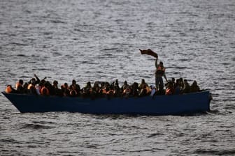 Ein Boot mit Flüchtlingen treibt auf dem Mittelmeer.