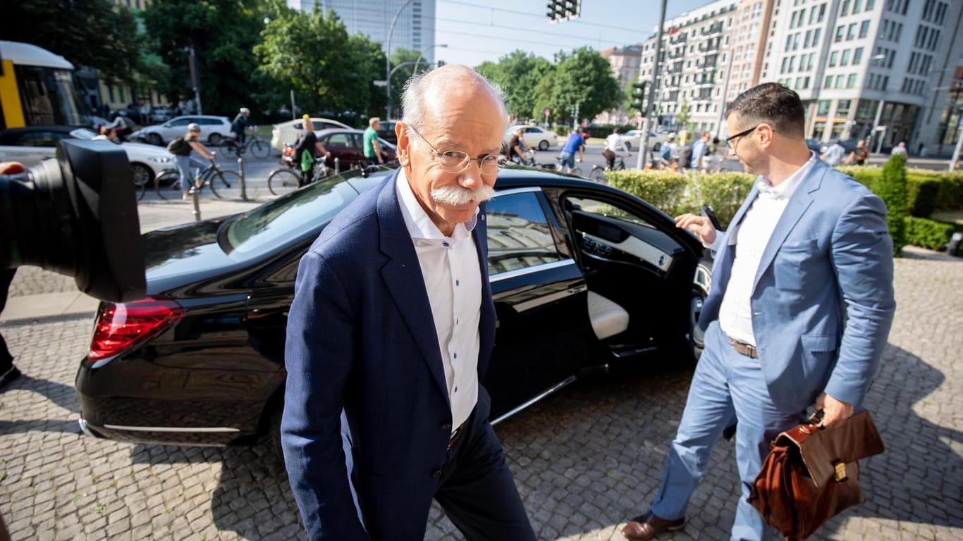 Daimler-Chef Dieter Zetsche vergangene Woche auf dem Weg ins Verkehrsministerium.