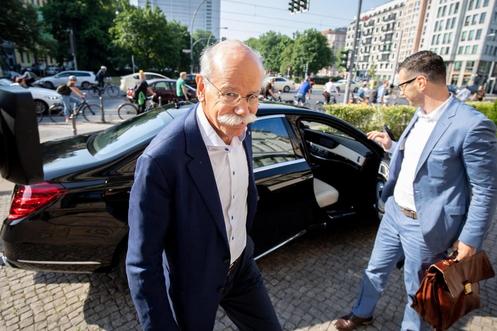 Daimler-Chef Dieter Zetsche vergangene Woche auf dem Weg ins Verkehrsministerium.