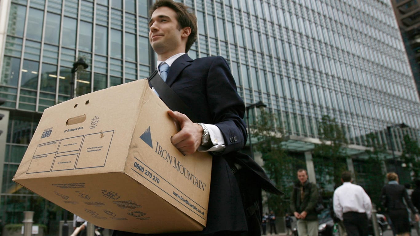 Ein Angestellter verlässt im September 2008 das Gebäude der Investmentbank Lehman Brothers.
