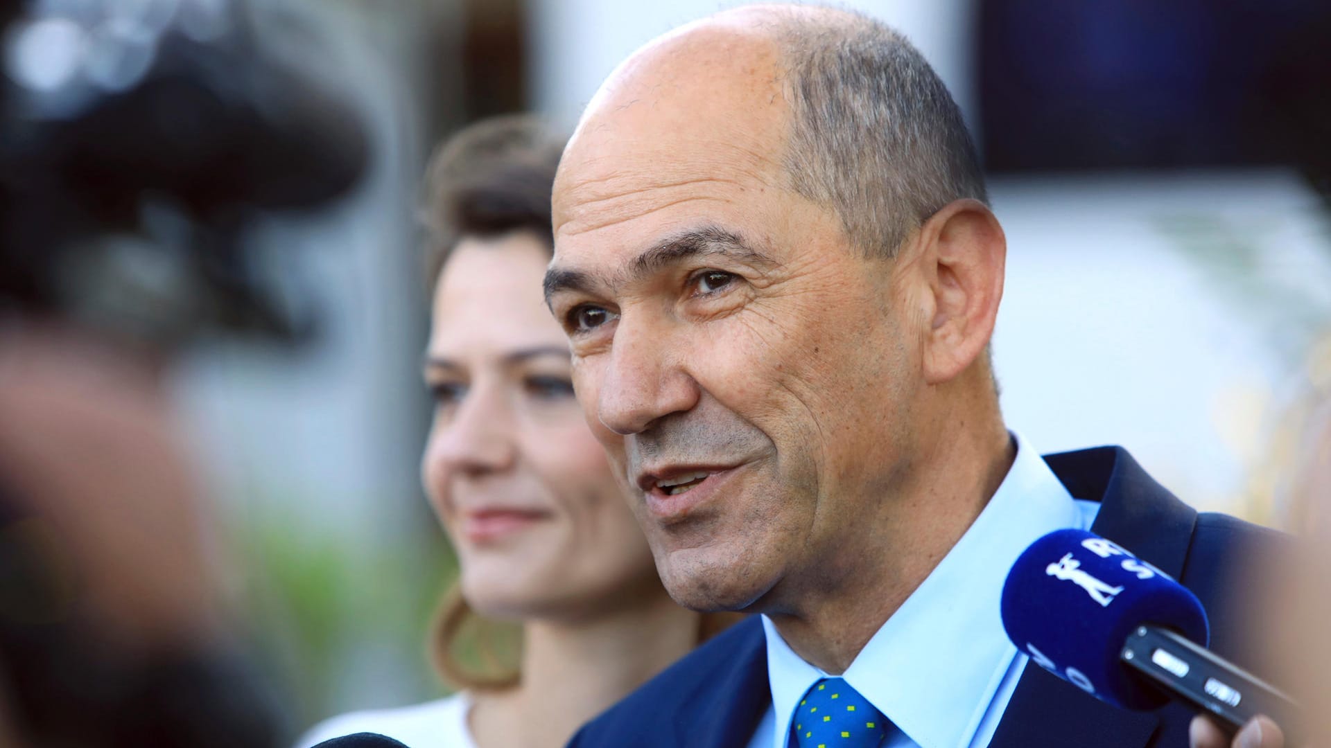 Der rechtskonservative Politiker Janez Jansa nach Abgabe seines Wahlscheins