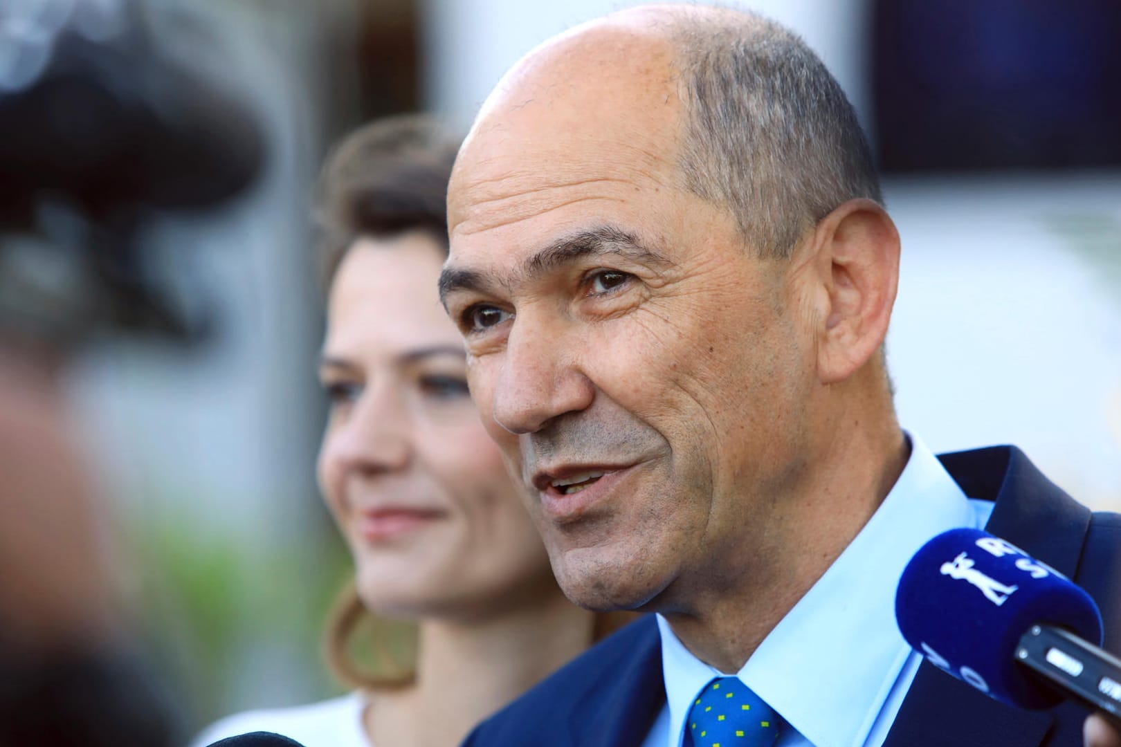 Der rechtskonservative Politiker Janez Jansa nach Abgabe seines Wahlscheins