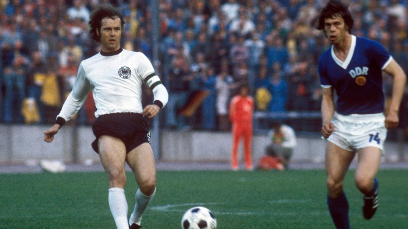 Duell: Franz Beckenbauer gegen Jürgen Sparwasser bei der WM 1974.