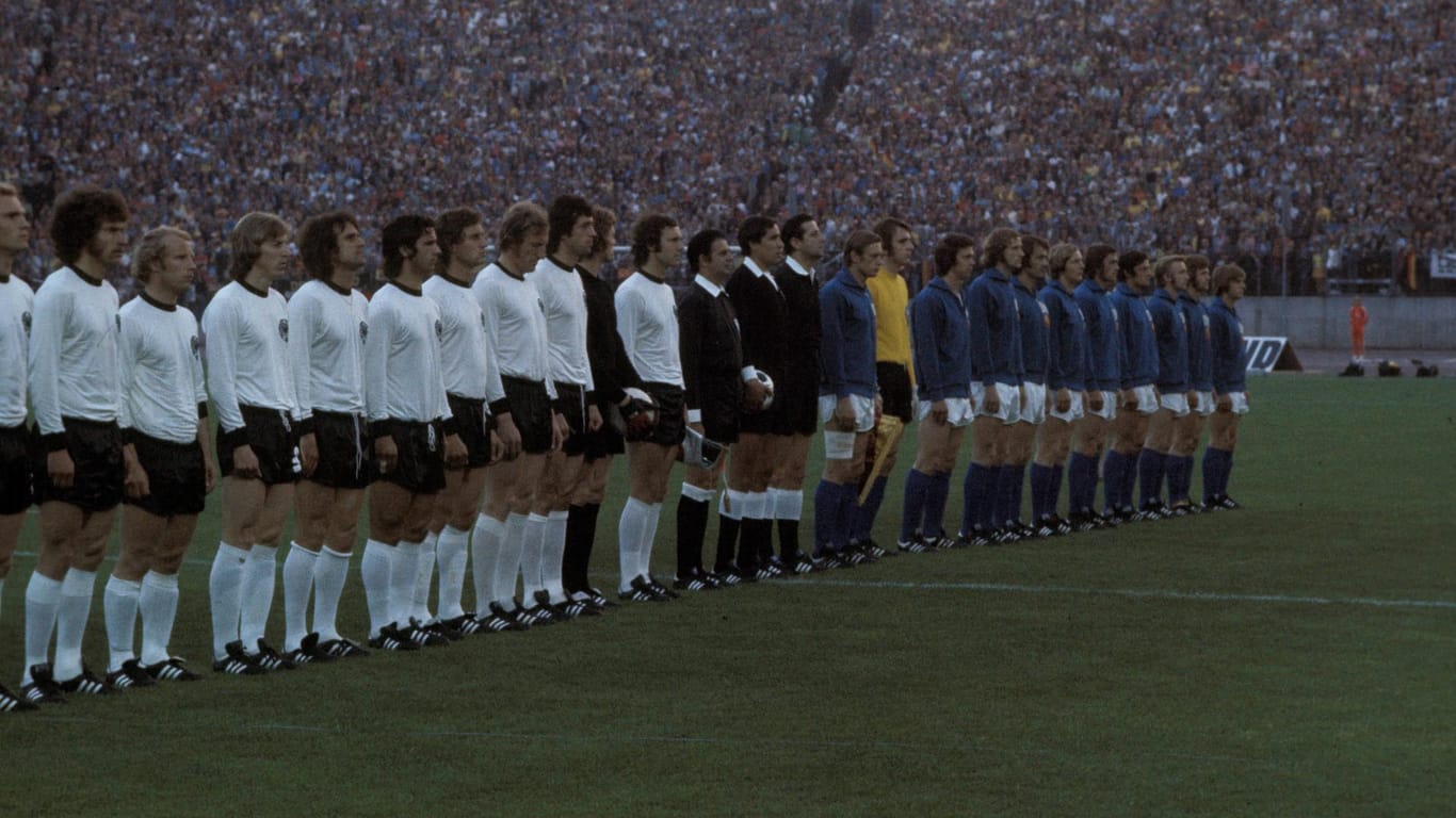 Historisch: Die Mannschaften der Bundesrepublik und der DDR vor dem Vorrundenspiel 1974.