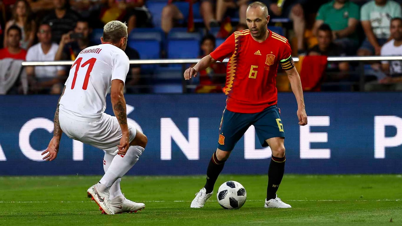 Im Zweikampf: Spaniens Iniesta (r.) gegen den Schweizer Behrami.