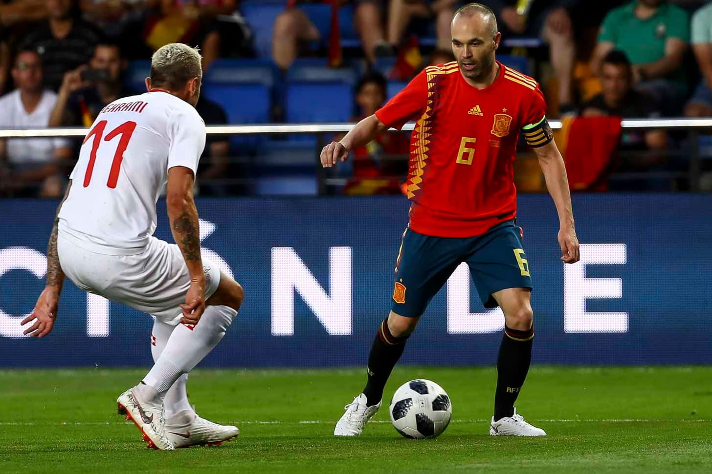 Im Zweikampf: Spaniens Iniesta (r.) gegen den Schweizer Behrami.