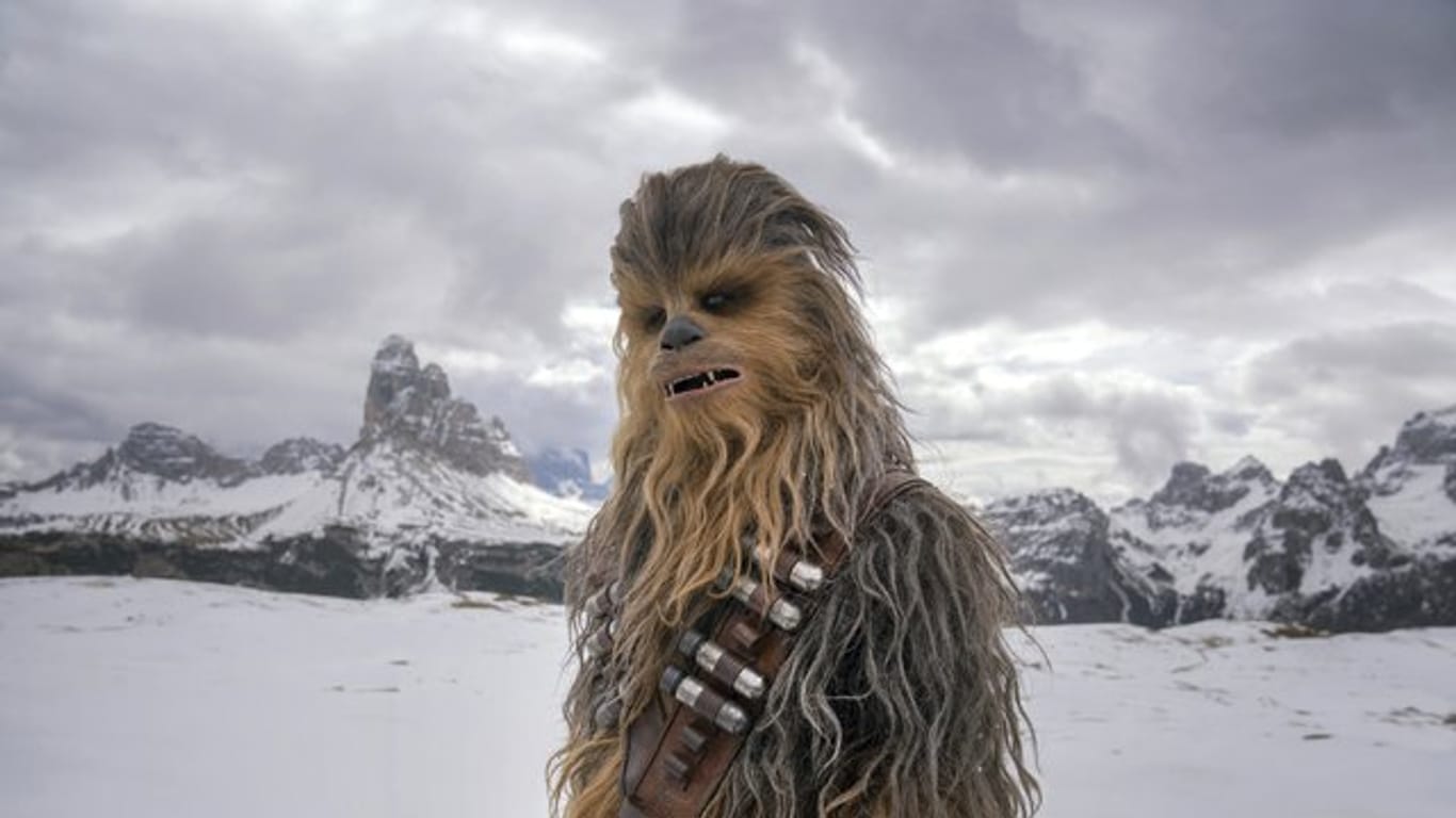 Der Schauspieler Joonas Suotamo verkleidet als Chewbacca in "Solo - A Star Wars Story".