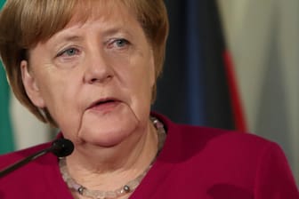 Kanzlerin Angela Merkel bei einer Pressekonferenz: Laut Medienberichten soll die CDU-Politikerin schon seit 2017 von den Misständen im Bremer Bamf gewusst haben. Nun soll sie sich im Innenausschuss erklären, fordert die Opposition.