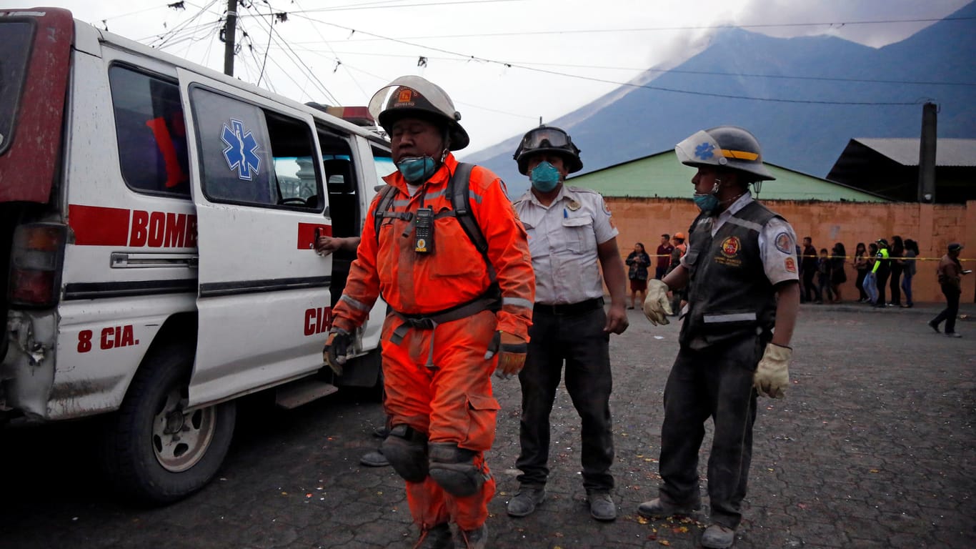Einsatzkräfte bei der Arbeit: Rund 1,7 Millionen Menschen sind von dem Vulkanausbruch betroffen.