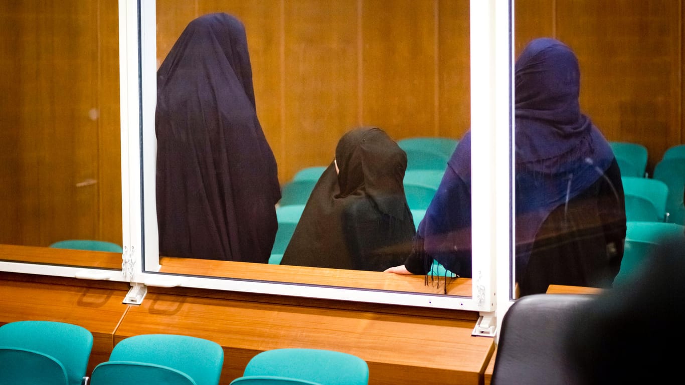 Verschleierte Frauen stehen im Oberlandesgericht in Frankfurt am Main im Zuschauerraum: Im Koalitionsvertrag steht bereits ein ähnliches Verbot zur Gesichtsverhüllung im Verhandlungssaal.
