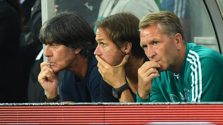 Stehen vor vier schweren Entscheidungen: Bundestrainer Joachim Löw, Co-Trainer Thomas Schneider und Torwarttrainer Andreas Köpke (v.l.).