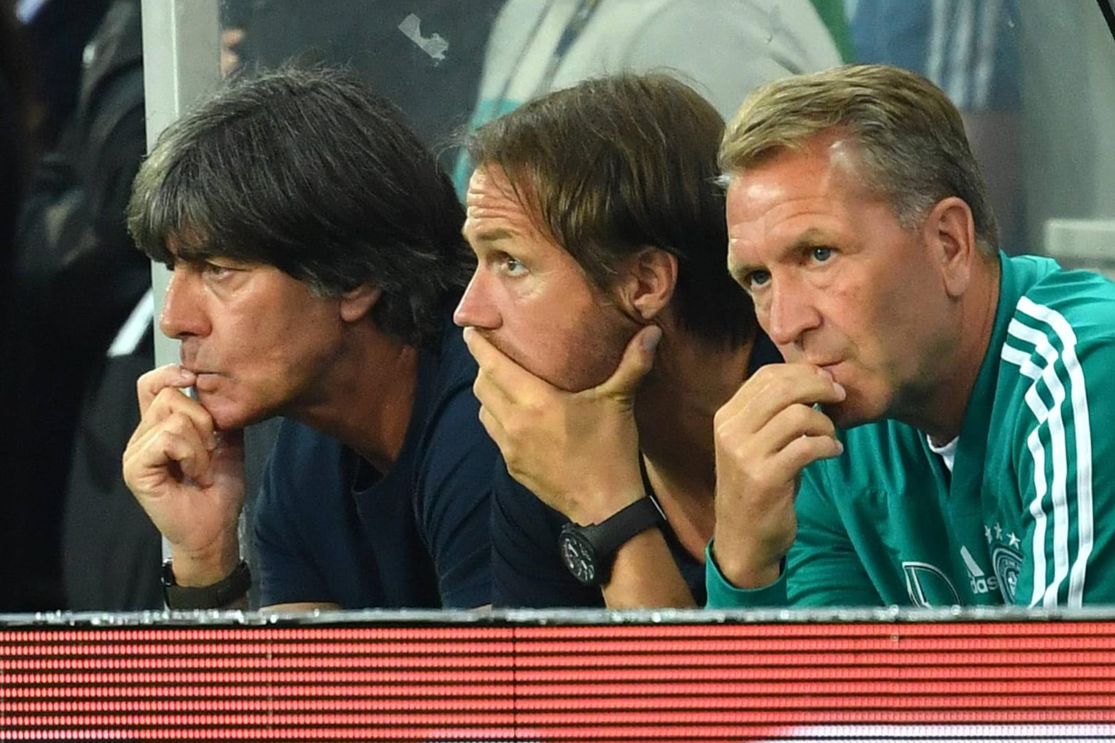 Stehen vor vier schweren Entscheidungen: Bundestrainer Joachim Löw, Co-Trainer Thomas Schneider und Torwarttrainer Andreas Köpke (v.l.).