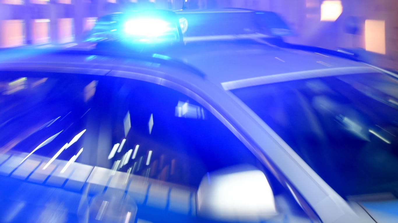 Ein Streifenwagen der Bundespolizei mit eingeschaltetem Blaulicht: Die Fahrerin musste ihren Führerschein abgeben. (Symbolbild)