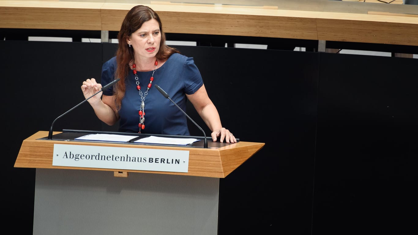 Berlins Schulsenatorin Sandra Scheeres im Abgeordnetenhaus. Die SPD-Politikerin will praktische Verbesserungen, aber auch eine wissenschaftliche Analyse der Zustände in Schulen in Problemvierteln.